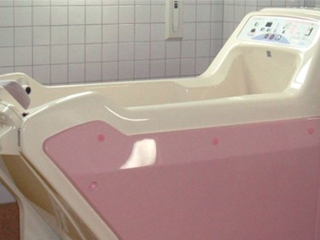 広々とした浴室 浴室   ゆったりとした浴槽が特徴です。落ち着いた雰囲気の中で、安心して入浴ができます。