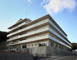 広々とした明るい施設外観