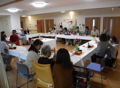 明るい雰囲気の食堂