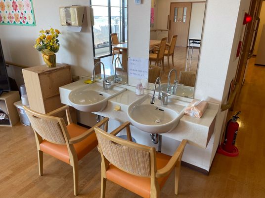 明るい洗面台の部屋