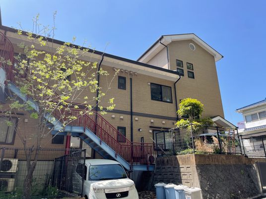 日差しを浴びる外観