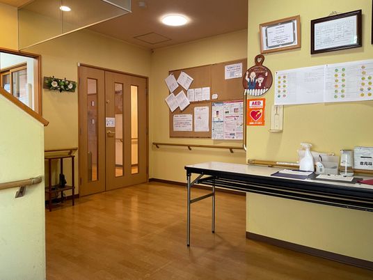 情報掲示のある廊下