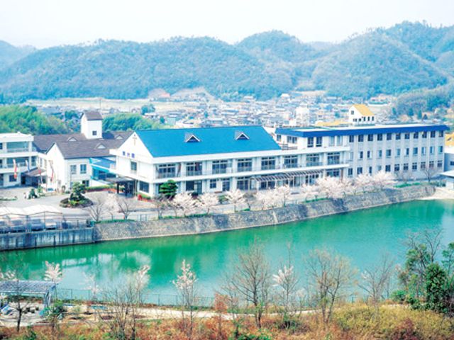 美しい外観の施設 外観 自然に囲まれた広々とした建物です。山々を背景に、落ち着いた環境が魅力的です。