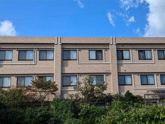 3階建て施設の外観  