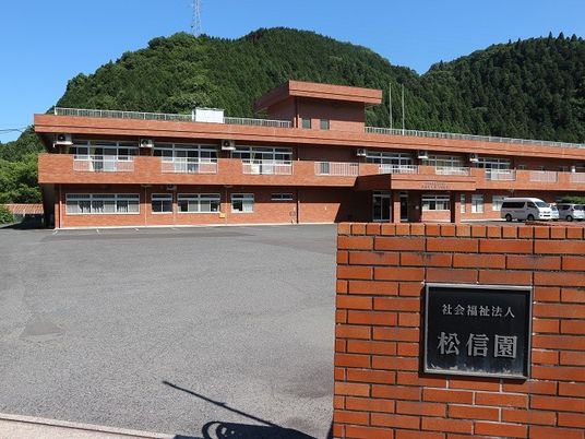 赤い外観の建物  