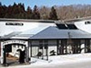 広い入口の建物外観