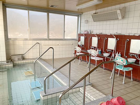 座席のある浴室