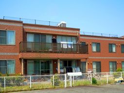 赤レンガの落ち着いた外観