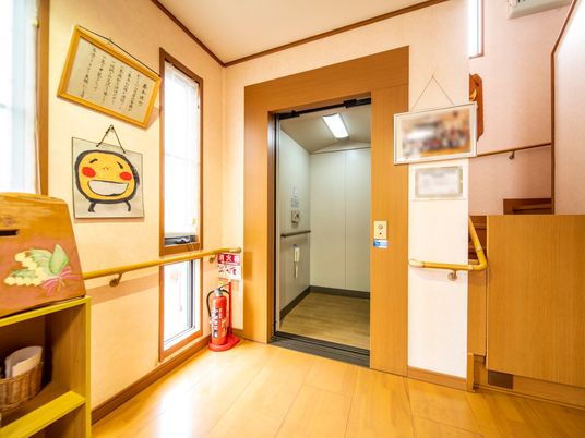 エレベーターホールと掲示物
