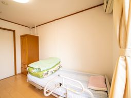 洋室とベッドの様子