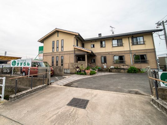 明るい外観の建物入口