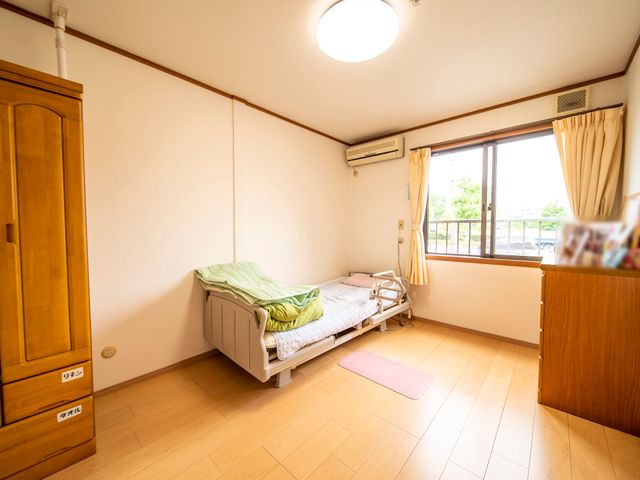 シンプルな個室の居室 居室 ゆったりとした床面積を持つ居室です。窓からは自然光が入り、落ち着いた雰囲気で過ごせます。