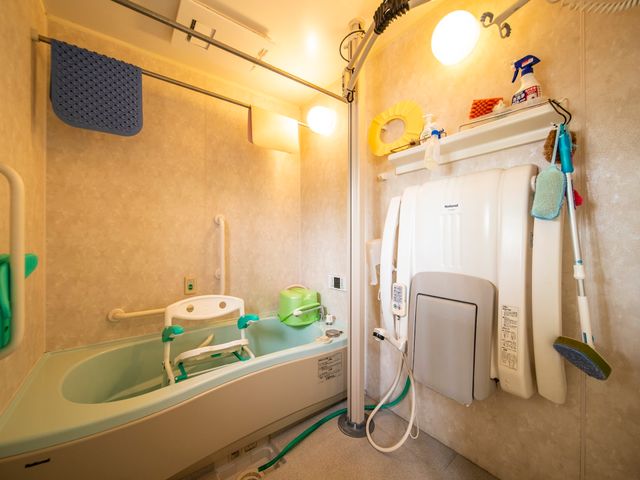 バリアフリーの浴室施設 浴室 安全に配慮された機能的な浴室です。手すりやシャワー椅子も完備しており、快適な入浴が支援されます。