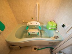 バリアフリー設計の浴室