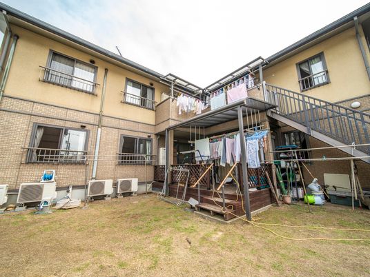 庭の見える建物外観