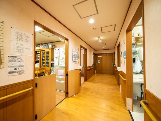 廊下の視点から見た風景