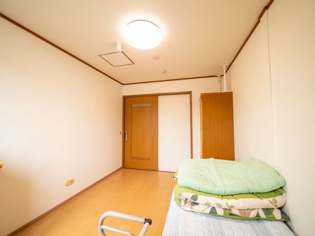 シンプルな居室の一角 居室 ゆとりある広さの居室で、日々の安らぎを提供します。清潔感のある空間は、新たな職場として魅力的です。