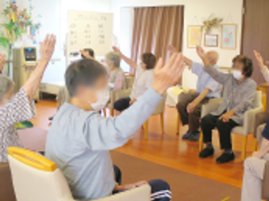 体操をする住人たち