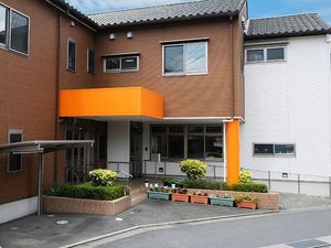 明るい玄関外観  