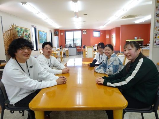 談笑するスタッフの食堂  