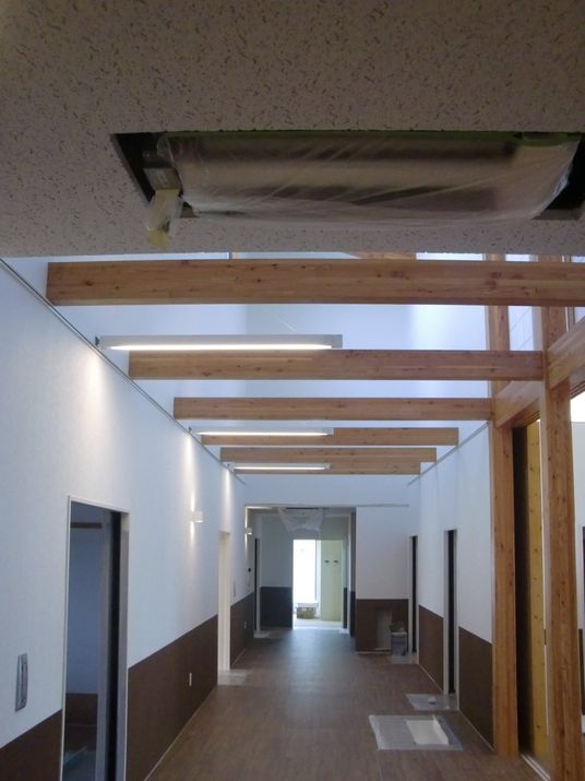 木の梁がある廊下