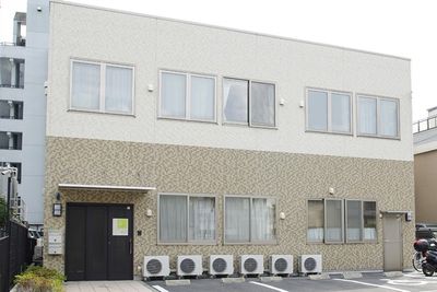 職員が働く落ち着いた外観