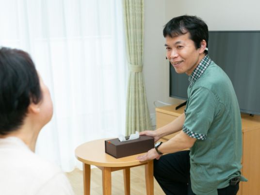 職員と利用者の談笑する居室  