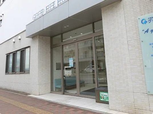 明るい出入口の外観  