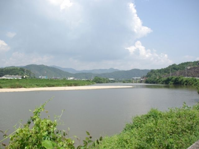 川と緑の景色 外観 自然に囲まれた環境で、心身ともにリフレッシュできます。静かな川沿いの風景が魅力です。