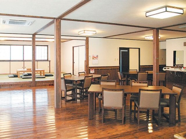 広々とした和室とダイニング ダイニングルーム 自然の光がたっぷり入る広々とした和室付きのダイニングルームです。仕事中でも和やかな雰囲気を体感できます。