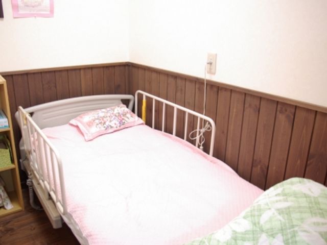 シンプルな居室 居室 落ち着いた雰囲気のシンプルな居室です。温かみのある木目調の壁が、くつろぎの空間を演出します。