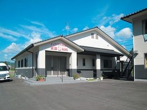 白い建物の外観