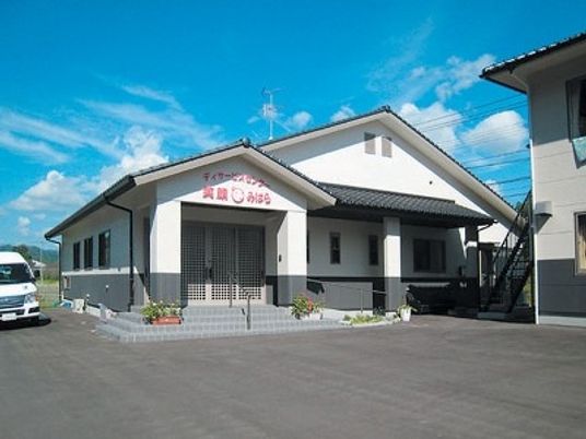 白い建物の外観