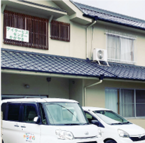 駐車場のある外観
