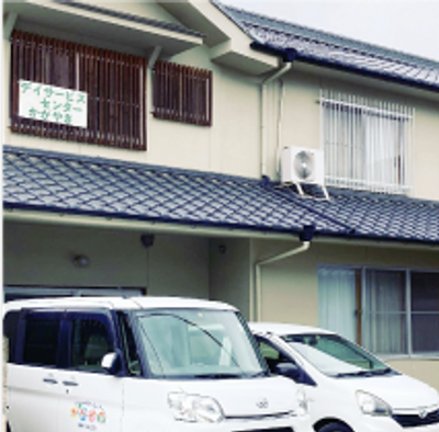 駐車場のある外観