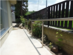 外通路と植栽のある中庭  