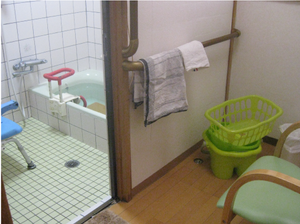 手すり付き浴室  