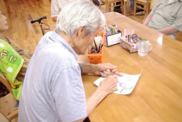 塗り絵を楽しむ様子