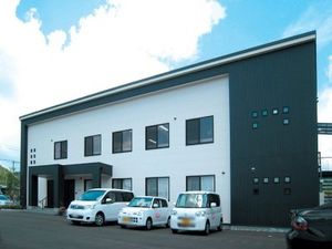 車が並ぶ建物外観