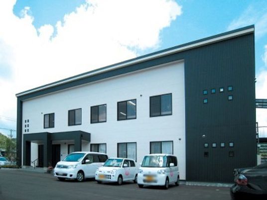 車が並ぶ建物外観