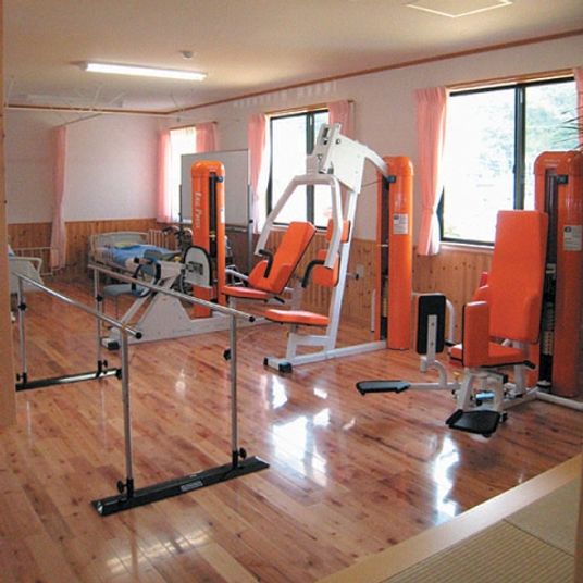 運動器具が並ぶ室内