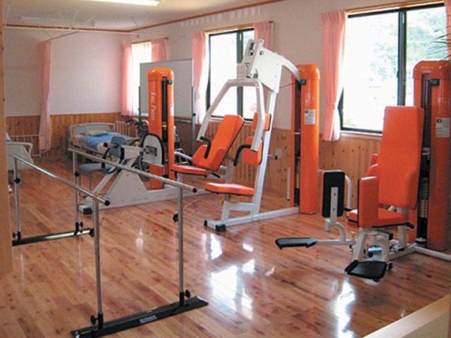 運動器具が並ぶ室内 機能訓練室 日当たりがよく、リハビリ用の運動器具が揃った空間です。利用者の活動をサポートします。