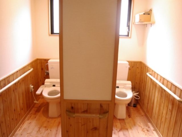 優しい木目調の空間、トイレ トイレ 優しい木目調が落ち着きを与えるトイレです。快適に利用できる清潔な空間が整っています。