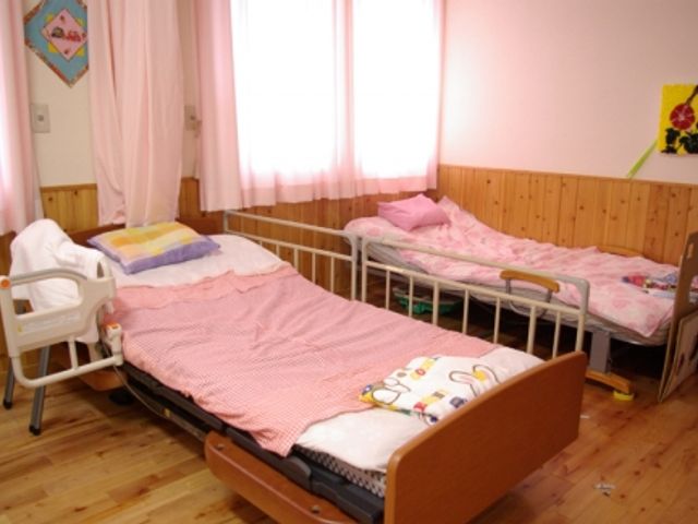 優しい光の居室 居室 柔らかな自然光が差し込む空間です。暖かい雰囲気の中で、安心して仕事に励めます。