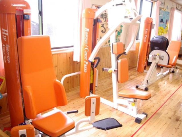 自然光の入る機能訓練室 機能訓練室 自然光がたっぷり入る明るい空間で、快適に機能訓練が可能です。設備も充実しています。