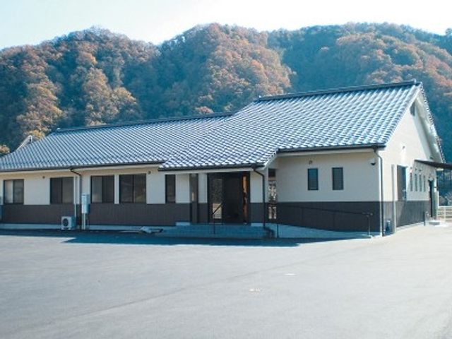 静かな山間の建物 外観 自然豊かな環境に囲まれた施設です。穏やかな雰囲気の中で働くことができます。