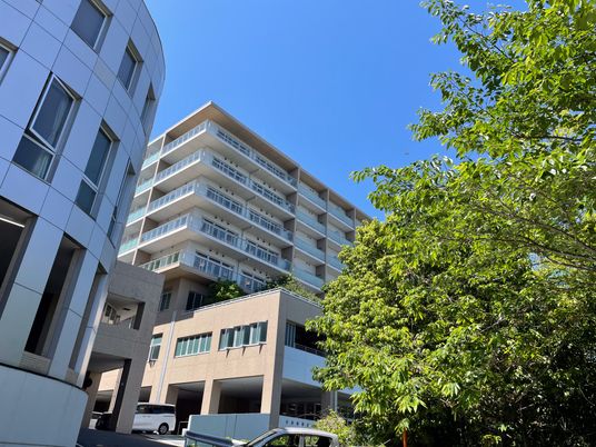  多階層のモダンな建物外観