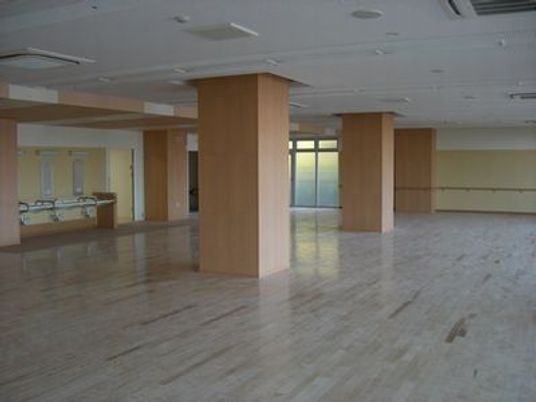 明るい広い共有スペースの雰囲気