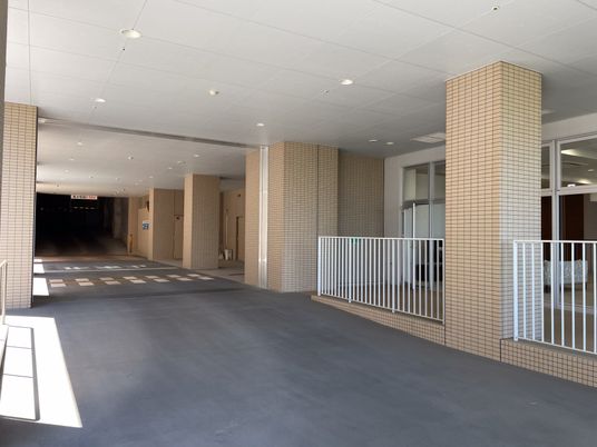 広々とした明るいエントランス