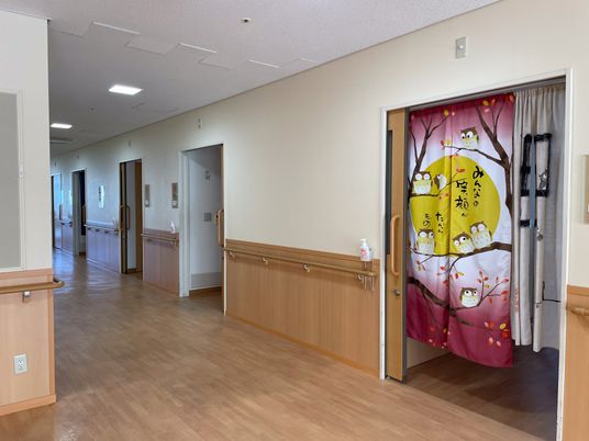 和風の柄の暖簾の廊下